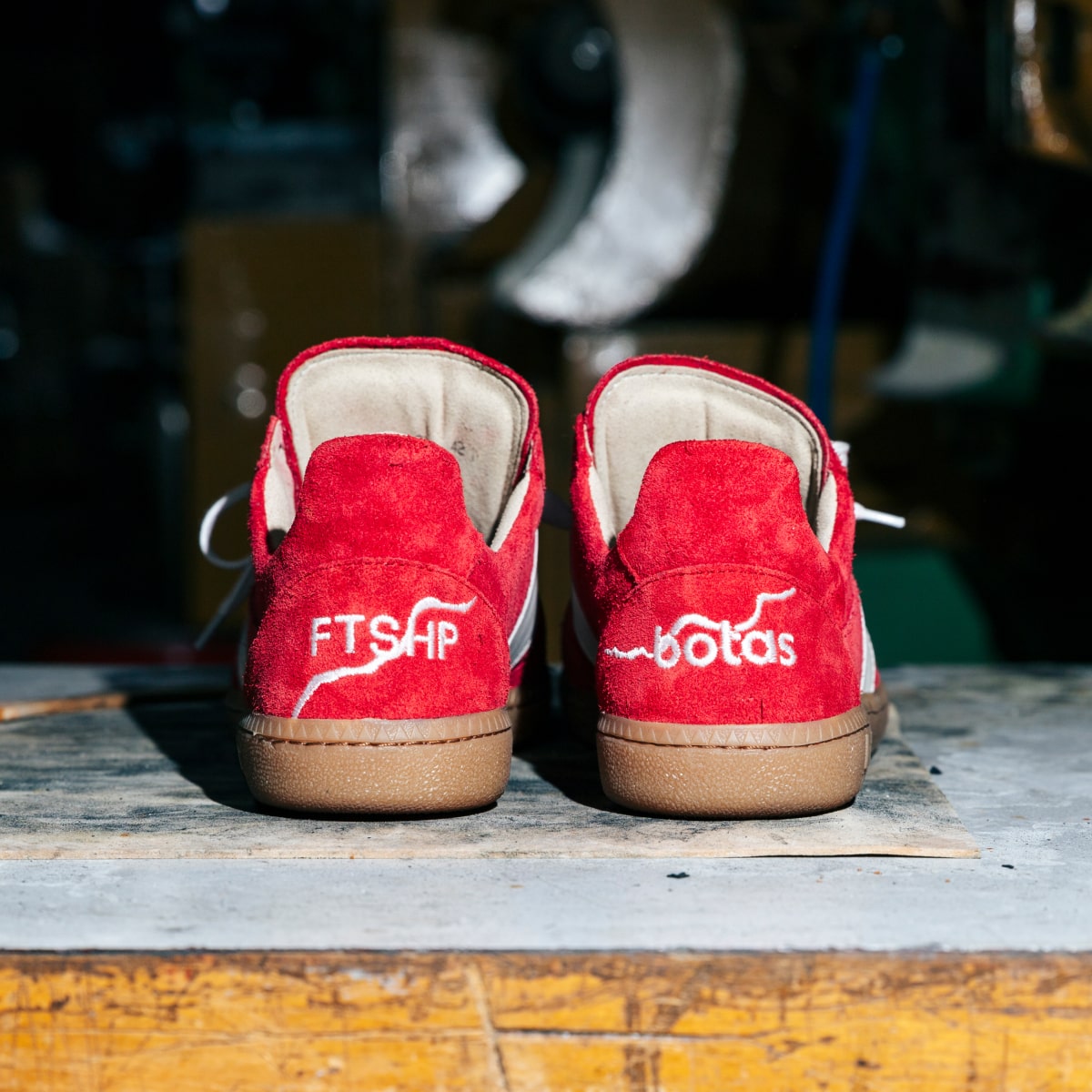 Botas × Footshop Red